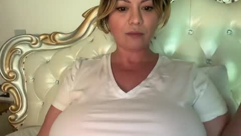 Snapshot of kiradivine chatting on 12/22/25, 02:25 KiraDivine online show from 12/22/25, 02:25