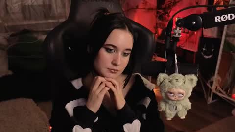 Kira    online show from 11/02/25, 01:19