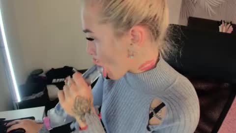 Kira online show from 10/03/25, 02:08