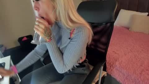 Kira online show from 10/23/25, 01:38