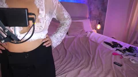 Kira online show from 09/28/25, 05:57