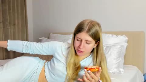 Kira online show from 12/21/25, 08:38