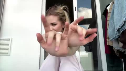 Kira online show from 04/14/26, 09:04