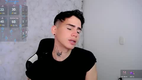 Snapshot of kiss_whitee chatting on 10/30/25, 02:40 kiss_whitee online show from 10/30/25, 02:40