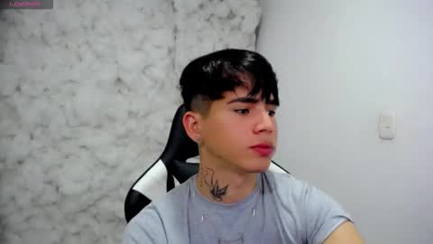 Snapshot of kiss_whitee chatting on 11/23/25, 03:28 kiss_whitee online show from 11/23/25, 03:28