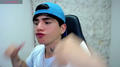 Snapshot of kiss_whitee chatting on 12/21/25, 11:34 kiss_whitee online show from 12/21/25, 11:34