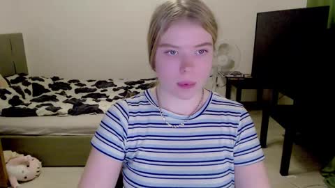 Snapshot of kitten_jenny01 chatting on 12/05/24, 08:22 Jennyblonde and Emmabrunette online show from 12/05/24, 08:22