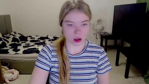 Snapshot of kitten_jenny01 chatting on 12/06/24, 10:16 Jennyblonde and Emmabrunette online show from 12/06/24, 10:16