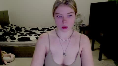 Snapshot of kitten_jenny01 chatting on 12/06/24, 01:22 Jennyblonde and Emmabrunette online show from 12/06/24, 01:22