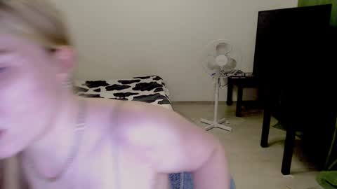 Snapshot of kitten_jenny01 chatting on 12/12/24, 03:59 Jennyblonde and Emmabrunette online show from 12/12/24, 03:59