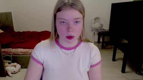 Snapshot of kitten_jenny01 chatting on 01/15/25, 04:43 Jennyblonde and Emmabrunette online show from 01/15/25, 04:43