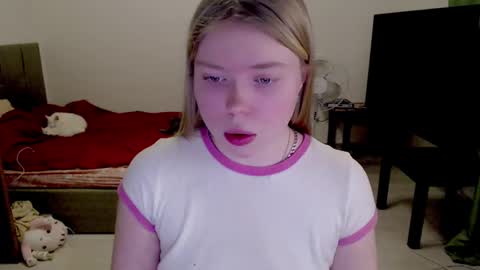 Snapshot of kitten_jenny01 chatting on 02/06/25, 10:43 Jennyblonde and Emmabrunette online show from 02/06/25, 10:43