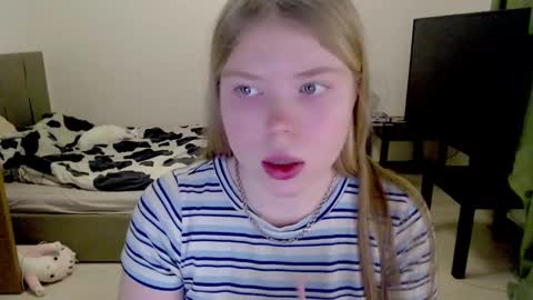 Snapshot of kitten_jenny01 chatting on 02/22/25, 01:00 Jennyblonde and Emmabrunette online show from 02/22/25, 01:00