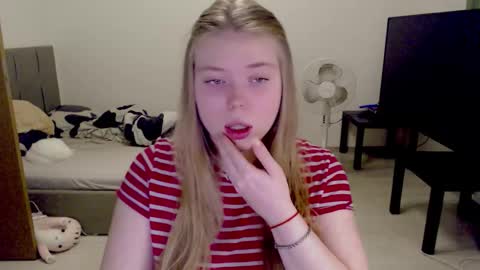 Snapshot of kitten_jenny01 chatting on 11/11/25, 03:45 Jennyblonde and Emmabrunette online show from 11/11/25, 03:45