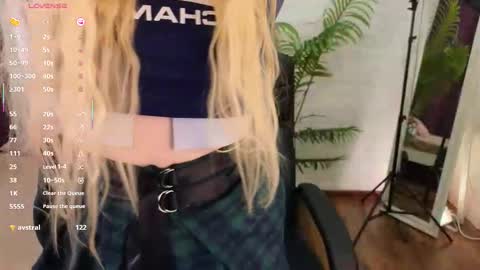 Snapshot of kitten_murray chatting on 11/06/25, 06:36 barbara online show from 11/06/25, 06:36