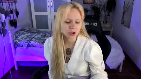 Snapshot of kitten_murray chatting on 11/08/25, 06:02 barbara online show from 11/08/25, 06:02