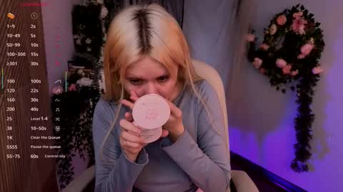 Snapshot of kitten_murray chatting on 11/18/25, 05:34 barbara online show from 11/18/25, 05:34