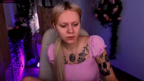 Snapshot of kitten_murray chatting on 11/25/25, 01:00 barbara online show from 11/25/25, 01:00