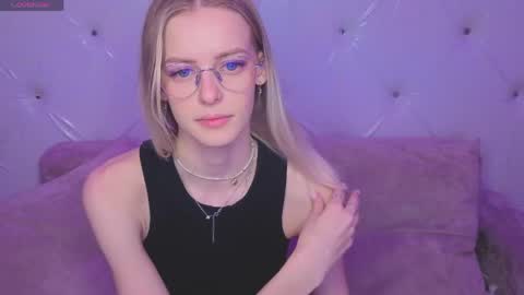 Snapshot of kitty__like18 chatting on 05/17/26, 12:52 Kitty online show from 05/17/26, 12:52