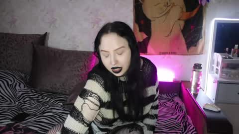 Snapshot of kitty_goth chatting on 06/01/26, 09:16 Hey Im Ellie if you like me and like my show give me a thumbs up hehe online show from 06/01/26, 09:16
