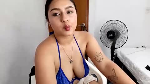 Snapshot of kitty_hottt_ chatting on 10/21/25, 10:43 giss online show from 10/21/25, 10:43