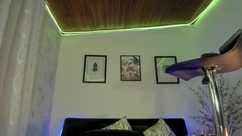 Snapshot of kitty_wichis chatting on 02/14/25, 11:53 Kendall Saray online show from 02/14/25, 11:53