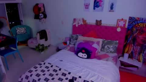 Snapshot of kittychannel_ chatting on 12/14/25, 04:18 KittyChanel online show from 12/14/25, 04:18