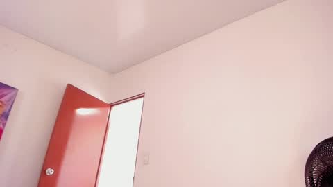 Snapshot of kittyhotts chatting on 12/19/24, 02:57 Sari bell online show from 12/19/24, 02:57