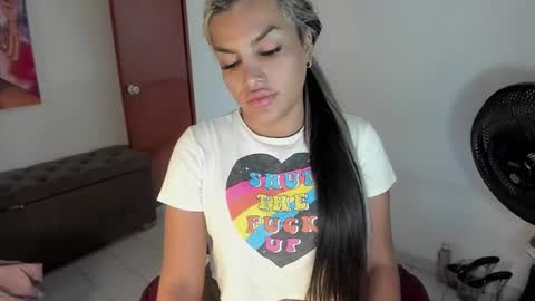 Snapshot of kittyhotts chatting on 12/22/24, 12:05 Sari bell online show from 12/22/24, 12:05