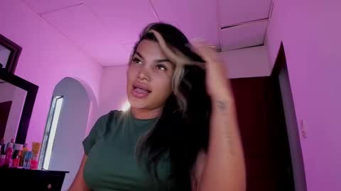 Snapshot of kittyhotts chatting on 02/04/25, 12:33 Sari bell online show from 02/04/25, 12:33