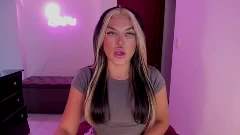 Snapshot of kittyhotts chatting on 02/08/25, 12:39 Sari bell online show from 02/08/25, 12:39