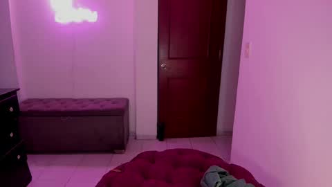 Snapshot of kittyhotts chatting on 02/13/25, 12:11 Sari bell online show from 02/13/25, 12:11