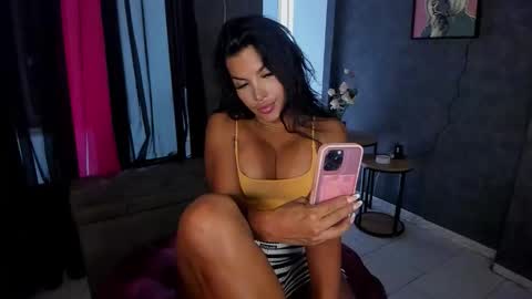 Snapshot of kittyhotts chatting on 09/15/25, 02:17 Sari bell online show from 09/15/25, 02:17