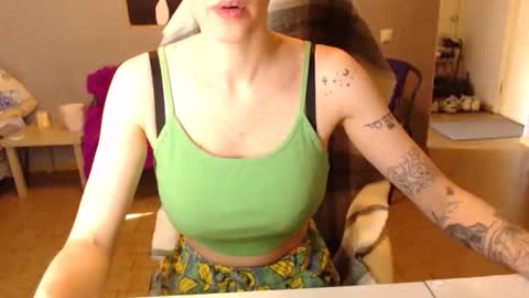 Snapshot of kittylovemoon chatting on 05/06/26, 12:21 KittyloveMoon online show from 05/06/26, 12:21
