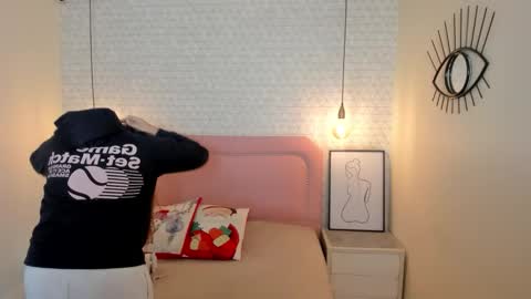  K I T T  Y  online show from 12/22/25, 12:24