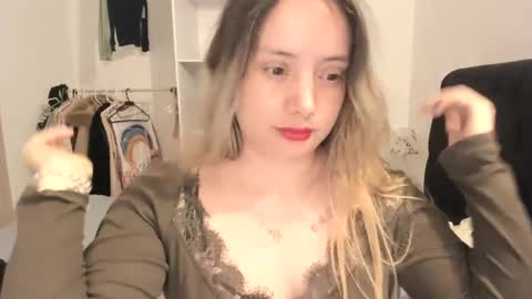 Snapshot of kittywantslove23 chatting on 10/14/25, 12:44 kittywantslove23 online show from 10/14/25, 12:44