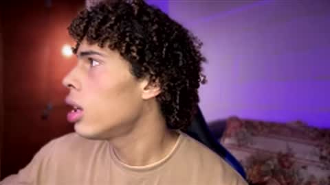 Snapshot of kleo_helenos chatting on 12/01/25, 02:49 KLEO online show from 12/01/25, 02:49