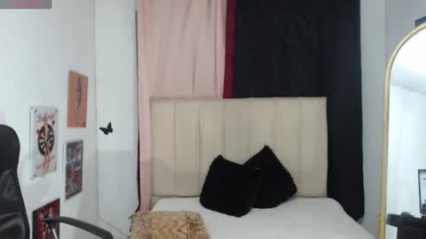 Snapshot of kleo_princess18 chatting on 02/15/25, 02:15 kleo online show from 02/15/25, 02:15