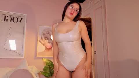 Snapshot of kloe222 chatting on 10/15/25, 02:39 kloe222 online show from 10/15/25, 02:39