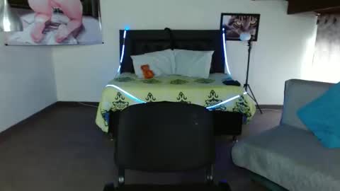 Snapshot of kloe_deker chatting on 02/17/25, 02:04 Kloe deker online show from 02/17/25, 02:04