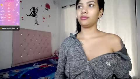 Snapshot of kloy_sech chatting on 02/19/25, 01:39 Valen online show from 02/19/25, 01:39