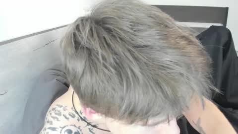 Snapshot of knotsiemens chatting on 10/19/25, 03:29 Adam online show from 10/19/25, 03:29