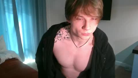 Snapshot of knotsiemens chatting on 04/21/26, 05:25 Adam online show from 04/21/26, 05:25