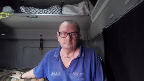 Snapshot of komputer123456789 chatting on 01/18/25, 11:43 Bogdan online show from 01/18/25, 11:43