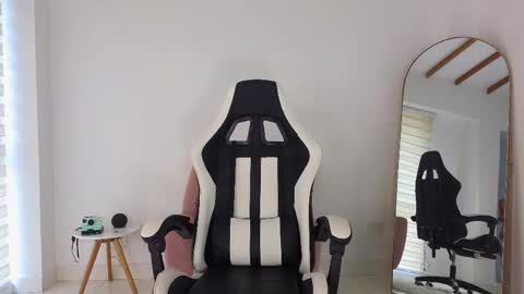 Snapshot of kristennblue_ chatting on 09/12/25, 06:19 Kris online show from 09/12/25, 06:19