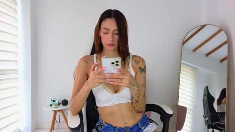 Snapshot of kristennblue_ chatting on 09/22/25, 04:09 Kris online show from 09/22/25, 04:09