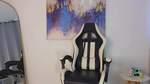 Snapshot of kristennblue_ chatting on 11/19/25, 02:17 Kris online show from 11/19/25, 02:17