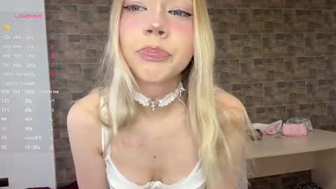 Snapshot of kristiancommes chatting on 06/20/26, 04:21 Alisa online show from 06/20/26, 04:21