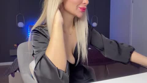 Snapshot of kristy_saint chatting on 10/06/25, 04:21 Kristi online show from 10/06/25, 04:21