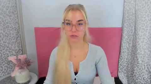 Snapshot of kristyflowers chatting on 11/23/25, 06:13 KristyFlowers online show from 11/23/25, 06:13